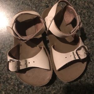 Play condition Sun San sandals!